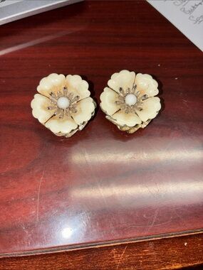 Sarah Coventry Ivory Floral Clip-On Earrings